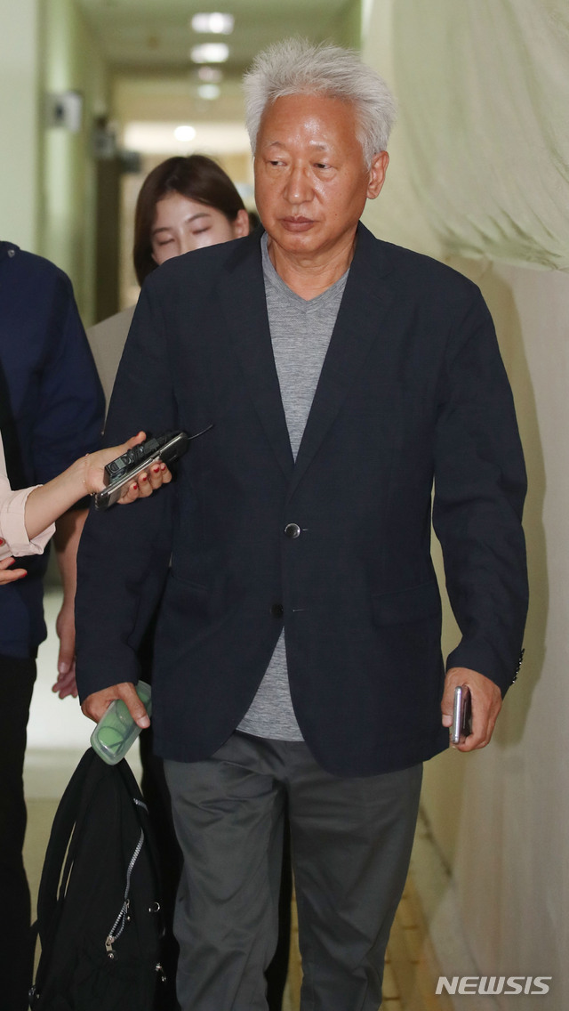 【서울=뉴시스】김진아 기자 = 강의 중 학생들에게 '위안부 매춘' 발언으로 논란을 부른 류석춘 사회학과 교수가 26일 오후 서울 서대문구 연세대학교에서 강의를 위해 강의실로 이동하고 있다. 2019.09.26.&nbsp; bluesoda@newsis.com