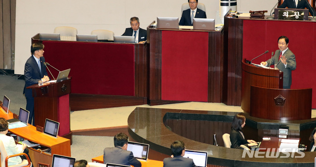 【서울=뉴시스】 박영태 기자 = 26일 오후 서울 여의도 국회에서 열린 제371회 국회(정기회) 본회의 정치분야 대정부질문에서 주광덕 의원이 조국 법무부장관에게 질문하고 있다. 2019.09.26. since1999@newsis.com