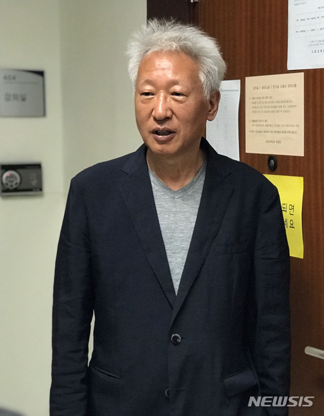 【서울=뉴시스】이지은 수습기자 = ‘위안부 망언’ 논란의 류석춘 연세대 사회학과 교수가 지난해 9월26일 오후 서울 서대문구 연세대 강의실 앞에서 기자들 질문에 답하고 있다. 2019.09.26 eun@newsis.com