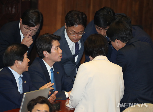 【서울=뉴시스】고승민 기자 = 26일 서울 여의도 국회에서 열린 제371회국회(정기회) 제2차 본회의 대정부질문 '정치에 관한 질문'에서 조국 법무부 장관이 한국당 의원들의 질의에 답변하는 동안 민주당 이인영 원내대표와 이원욱 원내수석부대표 등 의원들이 대화하고 있다. 2019.09.26.kkssmm99@newsis.com