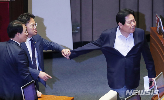 【서울=뉴시스】김명원 기자 = 26일 오후 서울 여의도 국회 본회의장에서 열린 정치분야 대정부질문에서 이주영 국회부의장이 자유한국당의 긴급의원총회 요청으로 인한 정회 후 정양석 자유한국당 원내수석부대표의 팔을 김정우 의원이 잡아당기고 있다. 2019.09.26. kmx1105@newsis.com