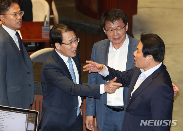 【서울=뉴시스】고승민 기자 = 26일 서울 여의도 국회에서 열린 제371회국회(정기회) 제2차 본회의 대정부질문 '정치에 관한 질문'에서 자유한국당이 의원총회를 한다는 이유로 본회의를 정회시키자 이에 격분한 민주당 이원욱 원내수석부대표 등 의원들이 한국당 정양석 원내수석부대표에게 항의하고 있다. 2019.09.26. kkssmm99@newsis.com