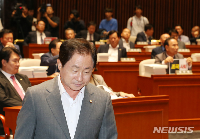 【서울=뉴시스】이종철 기자&nbsp; = 26일 오후 국회 본회의 정회 후 서울 여의도 국회 예결위회의장에서 열린&nbsp; 자유한국당 긴급의원총회에서 주광덕 의원이 발언대로 나가고 있다. 2019.09.26.&nbsp; jc4321@newsis.com