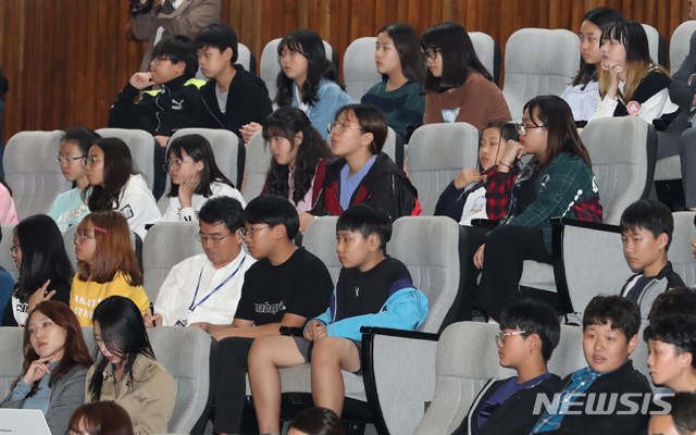 【서울=뉴시스】김명원 기자 = 26일 오후 서울 여의도 국회 본회의장에서 열린 정치분야 대정부질문에서 의원들의 질문이 이어지는 가운데 방청석에는 학생들이 관람하고 있다. 2019.09.26. kmx1105@newsis.com