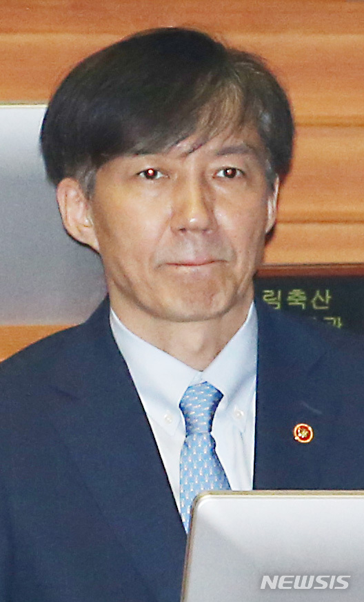 【서울=뉴시스】이종철 기자 = 26일 서울 여의도 국회 본회의장에서 조국 법무부 장관이 초췌한 모습을 보이고 있다. 2019.09.26. jc4321@newsis.com