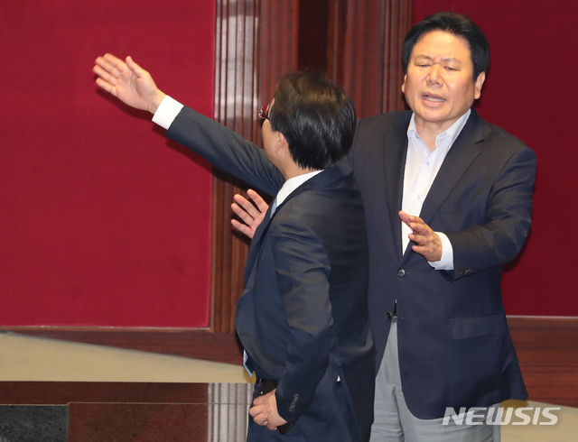 【서울=뉴시스】김명원 기자 = 26일 오후 서울 여의도 국회 본회의장에서 열린 정치분야 대정부질문에서 곽상도 자유한국당 의원이 조국 법무부 장관을 피의자 조국이라 칭하며 부르자 이원욱 더불어민주당 의원이 항의하며 연단으로 나가 문희상 국회의장에게 호칭을 제대로 부르게 할 것을 이야기하고 있다. 오른쪽은 말리는 정양석 원내수석부대표. 2019.09.26. kmx1105@newsis.com