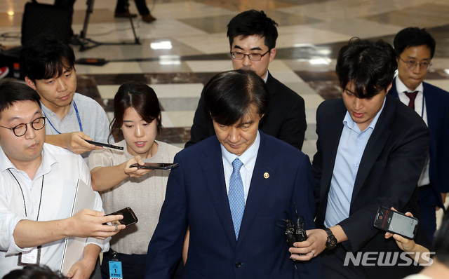 【서울=뉴시스】이종철 기자&nbsp; = 26일 밤 서울 여의도 국회 본회의장에서 열린 대정부질의를 마친 조국 법무부 장관이 본회의장을 나서면서 기자들의 질문에 고개를 숙이고 있다. 2019.09.26. jc4321@newsis.com