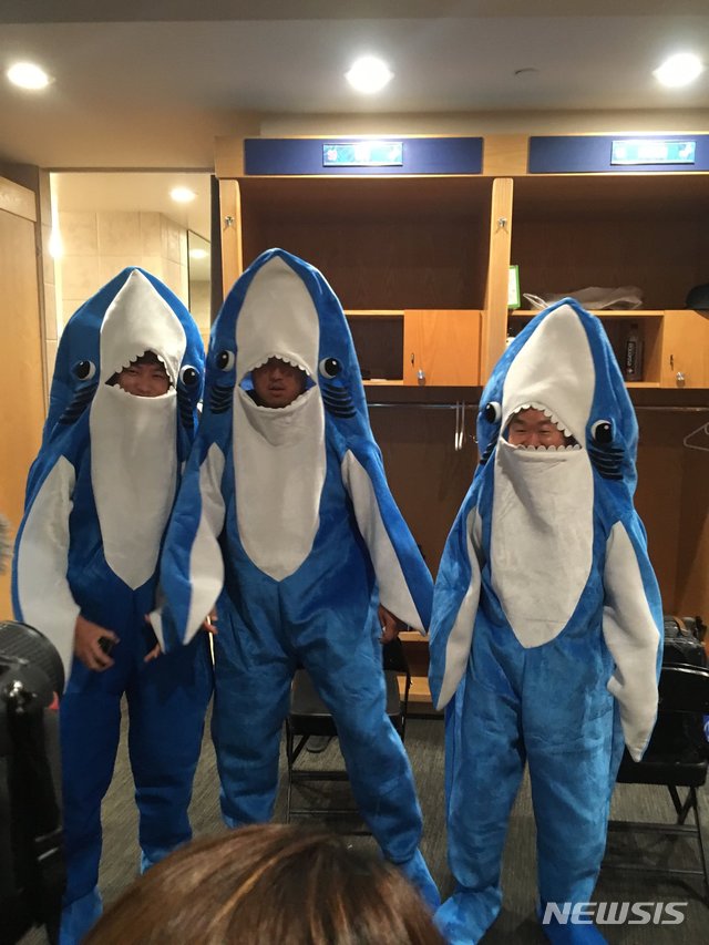 【서울=뉴시스】 '아기상어'로 분장한 류현진(사진 가운데)과 김용일 트레이너(사진 오른쪽), 이종민 통역. (사진 = 빌 플렁킷 기자 트위터 캡처)