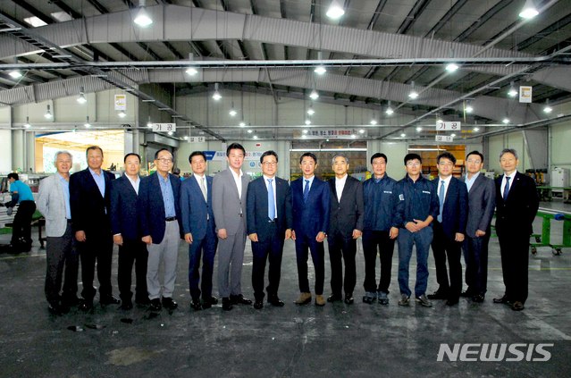 【서울=뉴시스】24일 윈체의 충주공장 답사를 진행한 SK건설 및 외주 행복날개협의회 참여사 관계자들이 기념사진을 찍고 있다. 2019.09.27 (사진=윈체 제공)