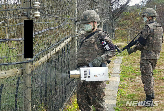 【양구=뉴시스】한윤식 기자 = 27일 육군 21사단 GOP 장병들이 강원 양구군이 지원한 휴대형 소독용 살포기를 사용해 아프리카 돼지열병 확산 방지를 위해 철책 일대를 방역하고 있다. 2019.09.27. (사진=육군 21사단 제공)) ysh@newsis.com