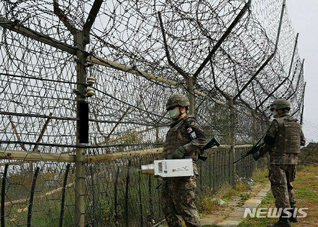 【양구=뉴시스】한윤식 기자 = 27일 육군 21사단 GOP 장병들이 강원 양구군이 지원한 휴대형 소독용 살포기를 사용해 아프리카 돼지열병 확산 방지를 위해 철책 일대를 방역하고 있다. 2019.09.27. (사진=육군 21사단 제공)) ysh@newsis.com  