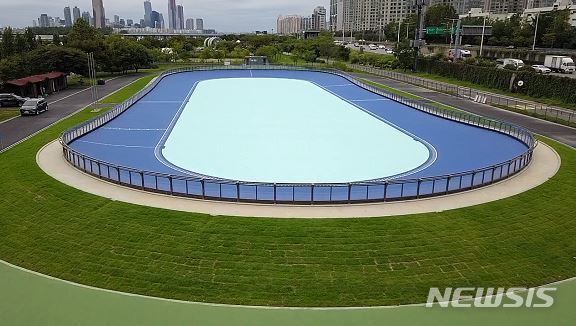 【서울=뉴시스】서울 이촌한강공원 ‘포물선형 인라인롤러경기장'. 2019.09.29. (사진=서울시 제공)