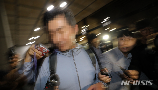 【서울=뉴시스】 고범준 기자 = 조국 법무부 장관 일가가 운영하던 웅동학원 '위장 소송' 의혹 등과 관련해 조 장관 동생 조모씨가 26일 오후 서울 서초구 서울중앙지검에서 조사를 받고 귀가하고 있다. 2019.09.27.&nbsp; bjko@newsis.com