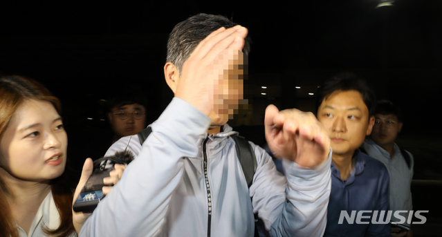 【서울=뉴시스】 고범준 기자 = 조국 법무부 장관 일가가 운영하던 웅동학원 '위장 소송' 의혹 등과 관련해 조 장관 동생 조모씨가 26일 오후 서울 서초구 서울중앙지검에서 조사를 받고 귀가하고 있다. 2019.09.27.&nbsp; bjko@newsis.com