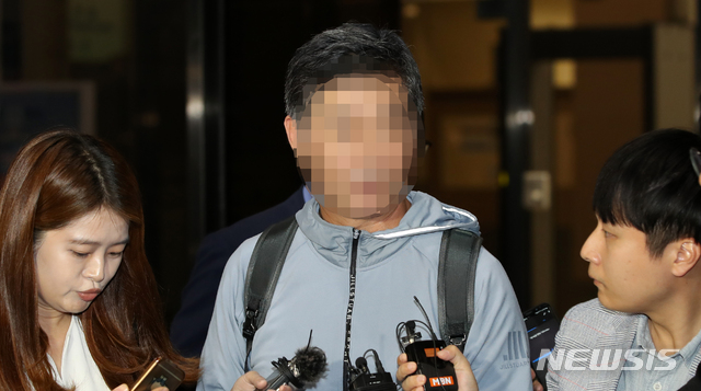 【서울=뉴시스】 고범준 기자 = 조국 법무부 장관 일가가 운영하던 웅동학원 '위장 소송' 의혹 등과 관련해 조 장관 동생 조모씨가 26일 오후 서울 서초구 서울중앙지검에서 조사를 받고 귀가하고 있다. 2019.09.27.&nbsp; bjko@newsis.com