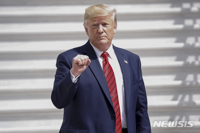 【워싱턴=AP/뉴시스】도널드 트럼프 미국 대통령이 26일(현지시간) 뉴욕에서의 UN 총회 일정을 마치고 백악관으로 돌아와 사우스론에서 기자들을 향해 포즈를 취하고 있다. 트럼프 대통령은 민주당이 자신의 탄핵 조사를 진행하는 것은 '최대의 사기'라고 맹비난하며 공화당을 향해 강력 투쟁에 나설 것을 촉구했다. 2019.09.27.