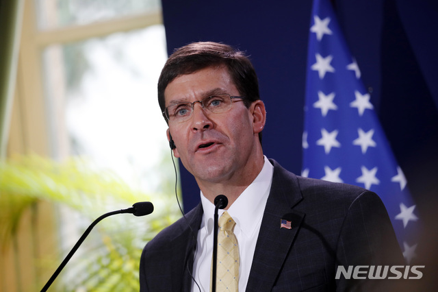 【파리= AP/뉴시스】차미례 기자 = 올 9월 7일 파리에서 프랑스 국방장관과 면담 후 기자회견에서 발언하는 마크 에스퍼 미 국방장관. 그는 조지 부시 함의 승무원들의 자살에 관한 질문을 받고 "나도 미군 자살이 더 이상 발생하지 않도록 막을 수 있다면 좋겠지만, 그럴 수가 없다. 젊은 병사들의 죽음은 마치 미국의 고질병처럼 자리잡고 우리를 압박하고 있는 문제이다"라고 말했다.&nbsp; 
