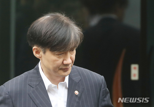 【서울=뉴시스】 박미소 기자 = 조국 법무부 장관이 27일 오전 서울 서초구 방배동 자택을 나서고 있다. 2019.09.27.&nbsp; misocamera@newsis.com