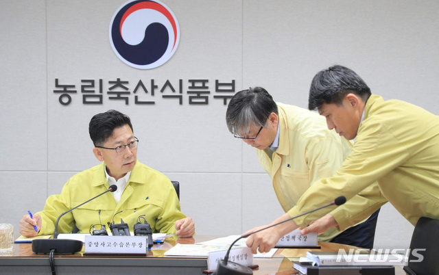 【세종=뉴시스】강종민 기자 = 김현수 농림축산식품부 장관이 27일 오전 정부세종청사 아프리카돼지열병(ASF) 방역상황실에서 열린 상황점검회의에서 이주명 축산정책국장과 방역대책을 논의하고 있다. 2019.09.27.(사진=농식품부 제공)&nbsp; photo@newsis.com