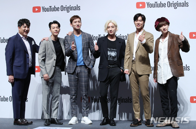 【서울=뉴시스】조수정 기자 = 슈퍼주니어 신동, 동해, 동방신기 최강창민, 슈퍼주니어 이특, 동방신기 유노윤호, 슈퍼주니어 은혁(왼쪽부터)이 27일 오전 서울 삼성동 코엑스 아티움 SM타운씨어터에서 열린 유튜브 오리지널 '아날로그 트립 인 인도네시아' 기자간담회에서 포즈를 취하고 있다. 2019.09.27.chocrystal@newsis.com