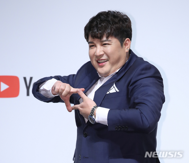 [서울=뉴시스] 조수정 기자 = 슈퍼주니어 신동이 27일 오전 서울 삼성동 코엑스 아티움 SM타운씨어터에서 열린 유튜브 오리지널 '아날로그 트립 인 인도네시아' 기자간담회에서 포즈를 취하고 있다. 2019.09.27.chocrystal@newsis.com