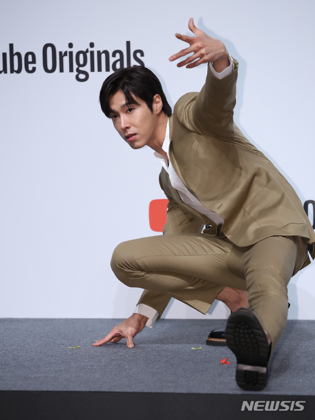 【서울=뉴시스】조수정 기자 = 동방신기 유노윤호가 27일 오전 서울 삼성동 코엑스 아티움 SM타운씨어터에서 열린 유튜브 오리지널 '아날로그 트립 인 인도네시아' 기자간담회에서 포즈를 취하고 있다. 2019.09.27.chocrystal@newsis.com