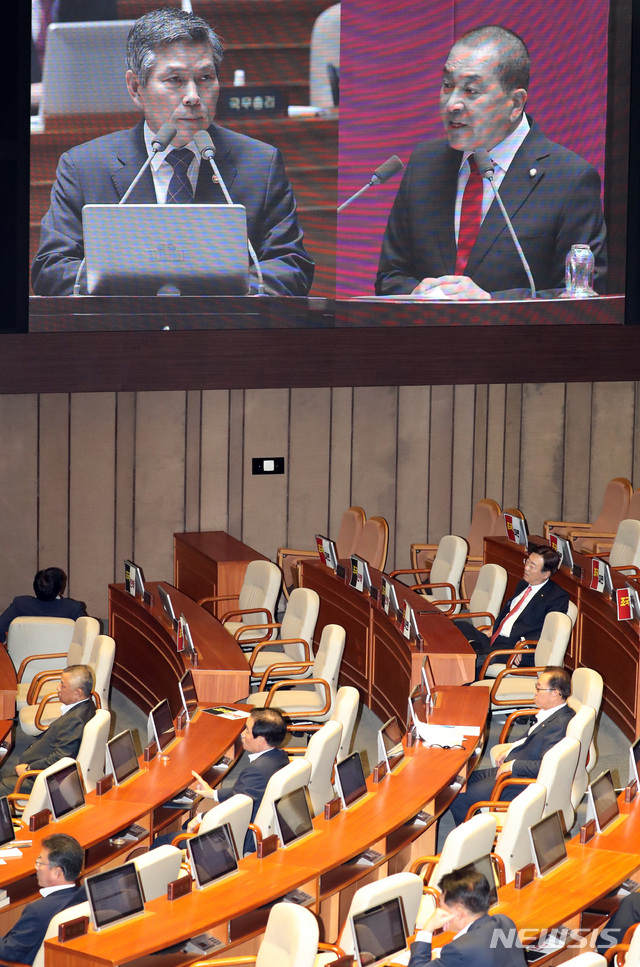 【서울=뉴시스】 박영태 기자 = 27일 서울 여의도 국회에서 열린 제371회 국회(정기회) 제3차 본회의 외교-통일-안보 분야 대정부질문에서 심재철 자유한국당 의원이 정경두 국방부장관에게 질문하고 있다. 2019.09.27.&nbsp; since1999@newsis.com