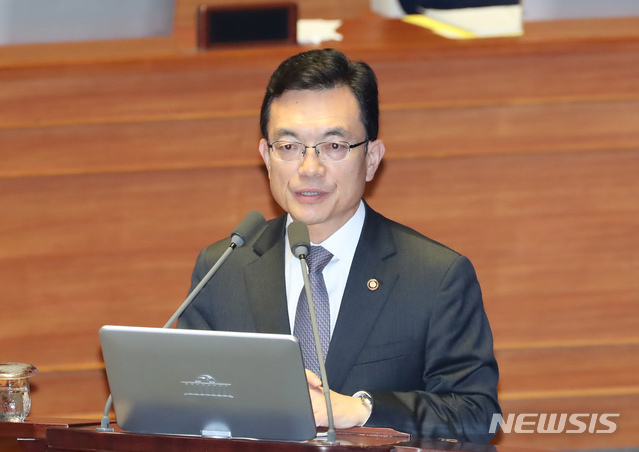 【서울=뉴시스】고승민 기자 = 27일 서울 여의도 국회에서 열린 제371회국회(정기회) 제3차 본회의 대정부질문 '외교, 통일, 안보에 관한 질문'에서 조세영 외교부 차관이 한국당 심재철 의원 질문에 답하고 있다. 2019.09.27.kkssmm99@newsis.com