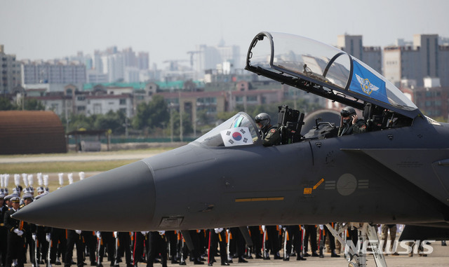 【대구=뉴시스】김진아 기자 = 27일 대구 공군기지에서 열린 ‘제71주년 국군의 날 기념행사’ 미디어데이에서 F-15K 전투기가 착륙하고 있다. 2019.10.01. bluesoda@newsis.com
