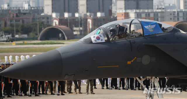 【대구=뉴시스】김진아 기자 = 27일 대구 공군기지에서 열린 ‘제71주년 국군의 날 기념행사’ 미디어데이에서 F-15K 전투기가 착륙하고 있다. 2019.10.01. bluesoda@newsis.com