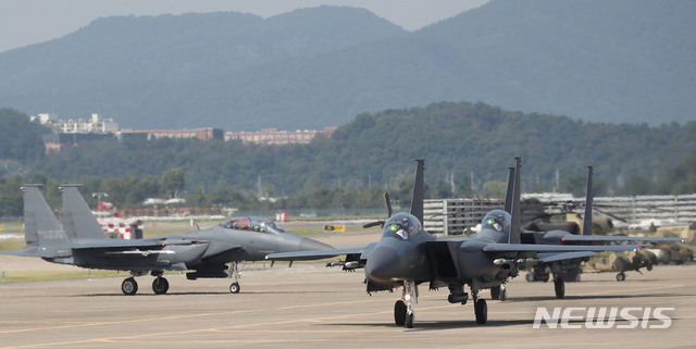 【대구=뉴시스】김진아 기자 = 27일 대구 공군기지에서 열린 ‘제71주년 국군의 날 기념행사’ 미디어데이에서 F-15K 전투기가 착륙하고 있다. 2019.10.01. bluesoda@newsis.com
