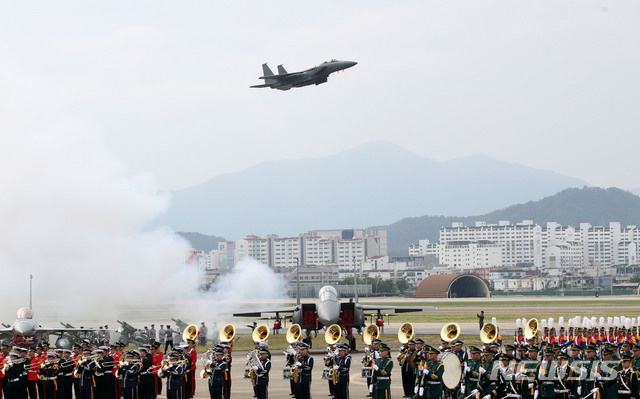【대구=뉴시스】김진아 기자 = 27일 대구 공군기지에서 열린 ‘제71주년 국군의 날 기념행사’ 미디어데이에서 F-15K 전투기가 이륙하고 있다. 2019.10.01. bluesoda@newsis.com