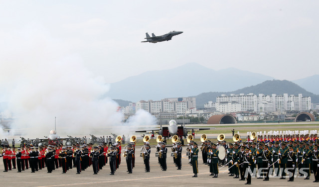 【대구=뉴시스】김진아 기자 = 27일 대구 공군기지에서 열린 ‘제71주년 국군의 날 기념행사’ 미디어데이에서 F-15K 전투기가 이륙하고 있다. 2019.10.01. bluesoda@newsis.com