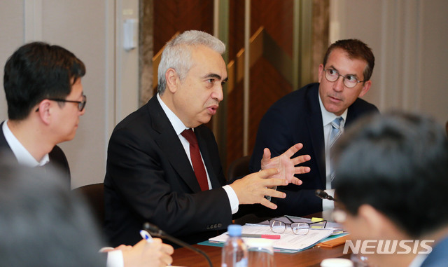 【서울=뉴시스】홍효식 기자 = 파티 비롤 국제에너지기구(IEA) 사무총장이 27일 서울 중구 소공동 롯데호텔에서 성윤모 산업통상자원부 장관과 국제 에너지 안보, 수소경제, 에너지전환 등 세계 에너지 현안 등에 관해 의견을 교환하고 있다. 2019.09.27. (사진 = 산자부 제공)&nbsp; photo@newsis.com