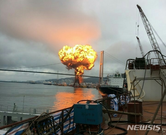 【울산=뉴시스】 박수지 기자 = 28일 오전 10시 51분께 울산시 동구 염포부두에 정박 중이던 대형 선박(승선원 25명)에서 화재가 발생해 불기둥이 올라오고 있다.2019.09.28.(사진=독자제공) photo@newsis.com