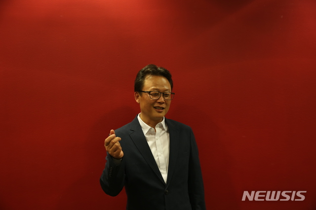 [인터뷰]소설가 김언수 "살아보고 싶은 삶을 소설로 쓴다"