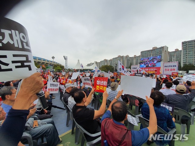 28일 경남 창원실내체육관 앞 만남의광장에서 문재인 정권 헌정 유린 중단과 위선자 조국 파면 촉구 경남대회가 열린 가운데 참가자들이 '조국파면' 등이 적힌 손팻말을 들고 구호를 외치고 있다. 2019.09.28. kgkang@newsis.com