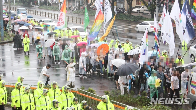 【제주=뉴시스】강경태 기자 = 29일 오후 제주시 연동 삼다공원에서 열린 성 소수자 축제 제3회 제주퀴어축제에 참가한 이들이 자긍심 퍼레이드를 벌이고 있다. 2019.09.28. ktk2807@newsisl.com