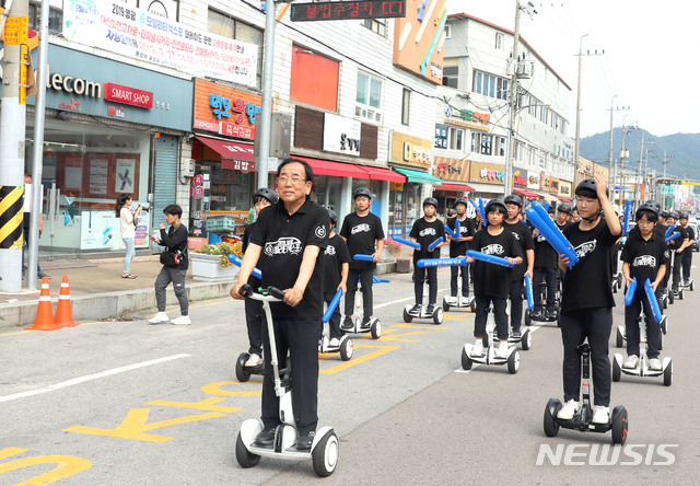【영광=뉴시스】이창우 기자 = '2019 e-모빌리티엑스포' 2일차인 지난 27일 오후 2시부터 'e-모빌리티 수도 영광'의 이미지와 위상을 높이고, e-모빌리티가 무엇인가를 보여 주는 'e-모빌리티 퍼레이드'가 영광읍 시가지에서 펼쳐졌다. 한 시간 가량 진행된 퍼레이드에는 화려한 공연팀과 함께 등장한 김준성 영광군수(맨 앞)와 학생들이 탑승한 세그웨이, 초소형 전기차, 대학생 자작 전기차 행렬이 장관을 이뤘다. 2019.09.28 (사진=영광군 제공) photo@newsis.com