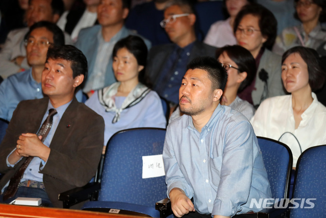 【서울=뉴시스】이영환 기자 = 28일 오후 서울 서초구 흰물결아트센터 화이트홀에서 열린 톡톡 양파까기 토크쇼에서 행동하는 김상현(오른쪽) 국대떡볶이 대표, 자유시민 공동대표인 백승재 변호사 등이 이언주 의원의 발언을 듣고 있다. 2019.09.28. 20hwan@newsis.com