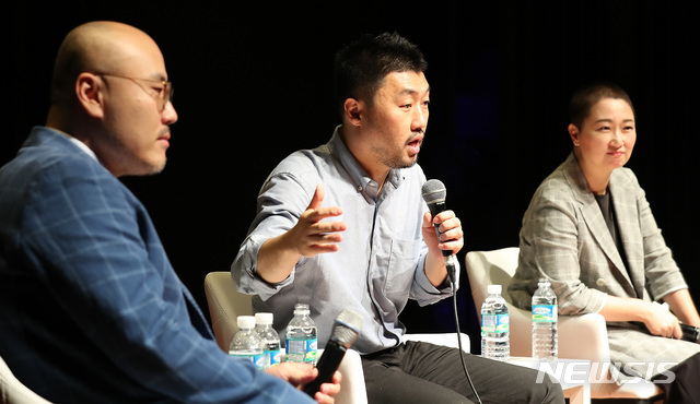 【서울=뉴시스】이영환 기자 = 28일 오후 서울 서초구 흰물결아트센터 화이트홀에서 이정훈(왼쪽부터) 엘정책연구원 대표, 김상현 국대떡볶이 대표, 행동하는 자유시민 공동대표인 무소속 이언주 의원이 톡톡 양파까기 토크쇼를 진행하고 있다. 2019.09.28.&nbsp; 20hwan@newsis.com
