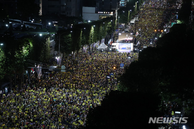 【서울=뉴시스】 박미소 기자 = 28일 오후 서울 서초구 서울중앙지검 앞에서 열린 7차 검찰개혁 사법적폐청산을 위한 촛불집회에 수많은 인파가 모여 있다. 2019.09.28. misocamera@newsis.com