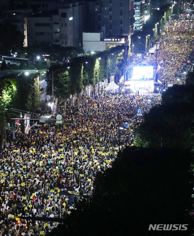 【서울=뉴시스】 박미소 기자 = 28일 오후 서울 서초구 서울중앙지검 앞에서 열린 7차 검찰개혁 사법적폐청산을 위한 촛불집회에 수많은 인파가 모여 있다. 오른쪽은 불꺼진 대검찰청.2019.09.28.&nbsp; misocamera@newsis.com