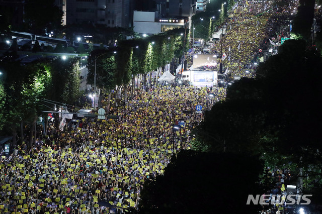 【서울=뉴시스】 박미소 기자 = 28일 오후 서울 서초구 서울중앙지검 앞에서 열린 7차 검찰개혁 사법적폐청산을 위한 촛불집회에 수많은 인파가 모여 있다. 오른쪽은 불꺼진 대검찰청.2019.09.28.&nbsp; misocamera@newsis.com