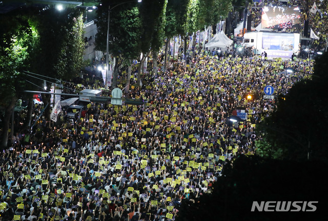 【서울=뉴시스】 박미소 기자 = 28일 오후 서울 서초구 서울중앙지검 앞에서 열린 7차 검찰개혁 사법적폐청산을 위한 촛불집회에 수많은 인파가 모여 있다. 오른쪽은 불꺼진 대검찰청.2019.09.28.&nbsp; misocamera@newsis.com