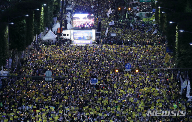 【서울=뉴시스】 박미소 기자 = 28일 오후 서울 서초구 서울중앙지검 앞에서 열린 7차 검찰개혁 사법적폐청산을 위한 촛불집회에 수많은 인파가 모여 있다. 오른쪽은 불꺼진 대검찰청.2019.09.28. misocamera@newsis.com