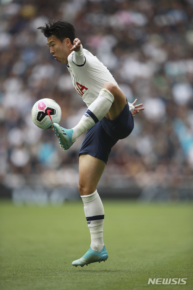 【런던=AP/뉴시스】토트넘 손흥민이 28일(현지시간) 영국 런던의 토트넘 홋스퍼 스타디움(화이트 하트 레인 스타디움)에서 열린 2019-20시즌 EPL 7라운드 사우샘프턴과 홈 경기를 치르고 있다. 손흥민은 전반 24분 탕귀 은돔벨레의 선제골에 도움으로 시즌 2호째 도움을 기록했고 전반 43분 해리 케인의 골에도 기여했다. 토트넘은 전반 31분 오리에의 퇴장으로 수적 열세에도 2-1 승리를 거뒀다. 2019.09.29.