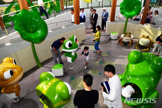 【담양=뉴시스】 송창헌 기자 = 전남 담양에 개구리를 주제로 한 국내 유일의 개구리 생태공원이 문을 열었다고 담양군이 29일 밝혔다. 생물 다양성 보전과 생태환경 체험교육장으로서의 기능이 기대된다. 2019.09.29 (사진=담양군 제공)photo@newsis.com