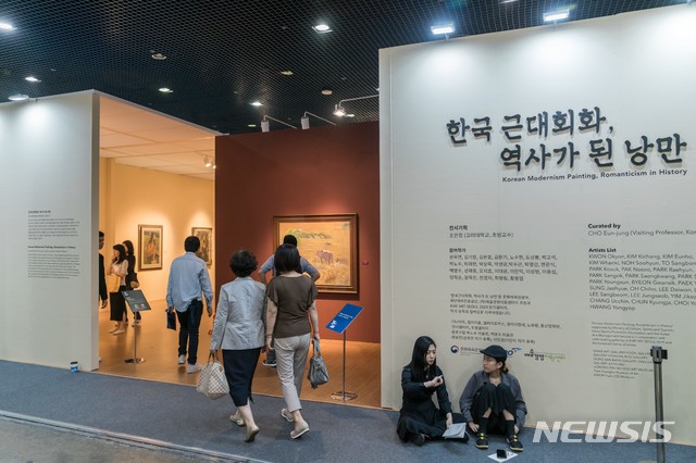 【서울=뉴시스】2019 KIAF에서 마련한 한국 근대화 다시보기 특별전도 성황을 이뤘다.