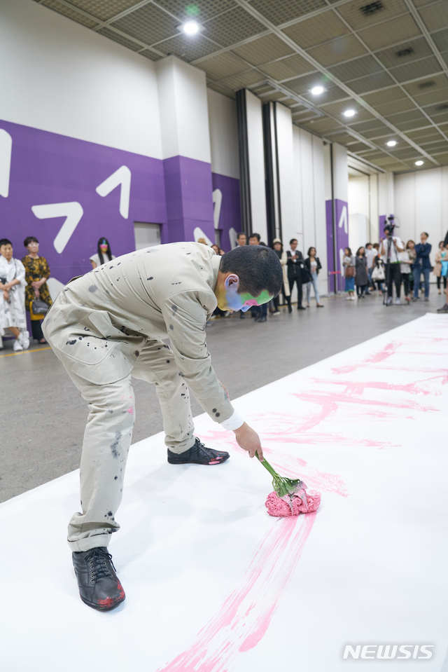 【서울=뉴시스】2019 KIAF 고상우 퍼포먼스
